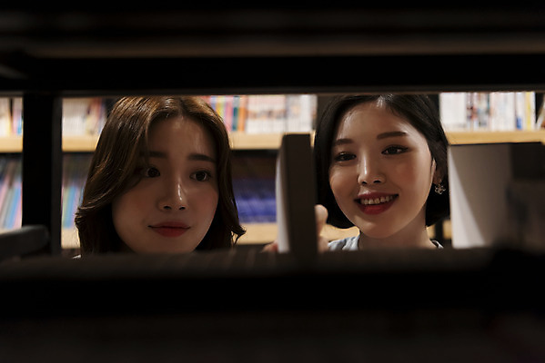 포토 JPG 우먼라이프 여자 데이트 휴식 책장 실내 미소 사람 근접촬영 상반신 20대 청년 성인 취미 두명 앞모습 책 친구 청춘 독서 우정 카페 한국인 꺼내기 만화책 북카페 찾기 흥미 만화방 성인여자만 국내포토 라이프스타일 뷰포인트 가구 컨셉 관계 모션 표정 동양인 내부 상점 여자만 성인만 파일형식