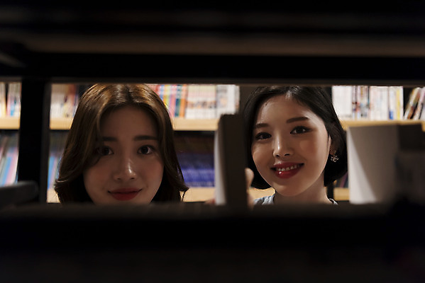 포토 JPG 우먼라이프 여자 데이트 휴식 책장 실내 미소 사람 근접촬영 상반신 20대 청년 성인 취미 두명 앞모습 책 친구 청춘 독서 우정 카페 한국인 꺼내기 만화책 북카페 찾기 흥미 만화방 성인여자만 국내포토 라이프스타일 뷰포인트 가구 컨셉 관계 모션 표정 동양인 내부 상점 여자만 성인만 파일형식