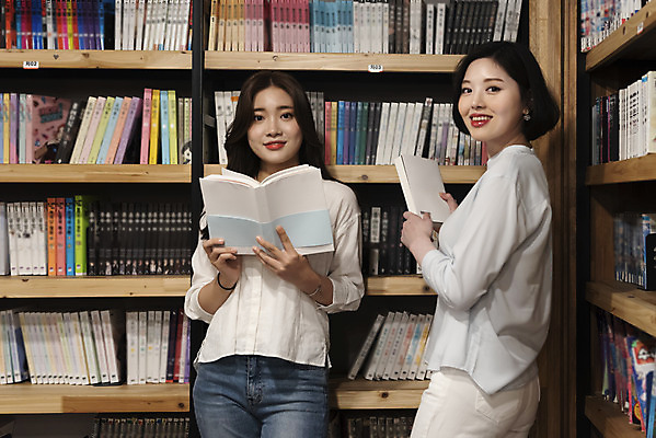 포토 JPG 우먼라이프 여자 데이트 휴식 책장 실내 서기 미소 들기 사람 상반신 20대 청년 성인 취미 두명 앞모습 옆모습 책 친구 청춘 독서 기댐 우정 카페 한국인 만화책 북카페 흥미 만화방 성인여자만 국내포토 라이프스타일 뷰포인트 가구 컨셉 관계 모션 표정 동양인 내부 상점 여자만 성인만 파일형식