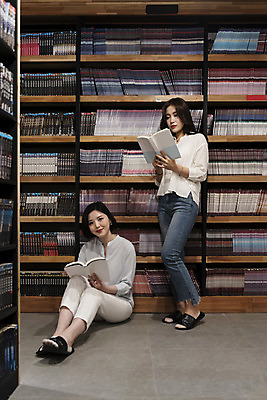 포토 JPG 전신 우먼라이프 여자 데이트 휴식 책장 실내 서기 미소 사람 앉기 20대 청년 성인 취미 두명 앞모습 책 친구 청춘 독서 우정 카페 한국인 만화책 북카페 흥미 만화방 성인여자만 국내포토 라이프스타일 뷰포인트 가구 컨셉 관계 모션 표정 동양인 내부 상점 여자만 성인만 파일형식