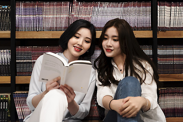 포토 JPG 우먼라이프 응시 여자 데이트 휴식 책장 함께함 실내 미소 사람 앉기 상반신 20대 청년 성인 취미 두명 앞모습 책 친구 청춘 독서 마주보기 기댐 우정 카페 한국인 읽기 만화책 북카페 흥미 만화방 성인여자만 국내포토 라이프스타일 시선 뷰포인트 가구 컨셉 관계 모션 표정 동양인 내부 상점 여자만 성인만 파일형식