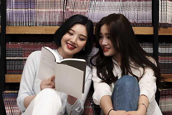 포토 JPG 우먼라이프 응시 여자 데이트 휴식 책장 함께함 실내 미소 사람 앉기 상반신 20대 청년 성인 취미 두명 앞모습 책 친구 청춘 독서 마주보기 기댐 우정 카페 한국인 읽기 만화책 북카페 흥미 만화방 성인여자만 국내포토 라이프스타일 시선 뷰포인트 가구 컨셉 관계 모션 표정 동양인 내부 상점 여자만 성인만 파일형식