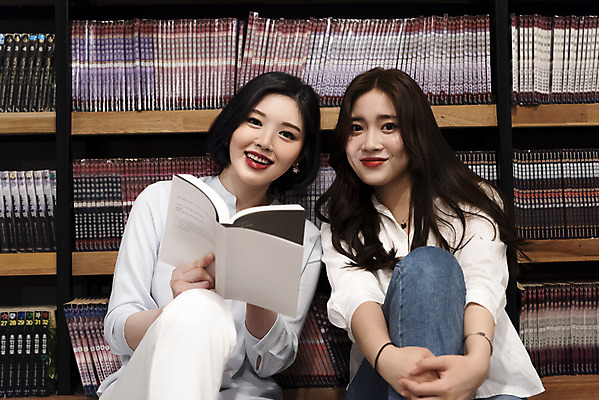 포토 JPG 우먼라이프 응시 여자 데이트 휴식 책장 함께함 실내 미소 사람 앉기 상반신 20대 청년 성인 취미 두명 앞모습 책 친구 청춘 독서 마주보기 기댐 우정 카페 한국인 만화책 북카페 흥미 만화방 성인여자만 국내포토 라이프스타일 시선 뷰포인트 가구 컨셉 관계 모션 표정 동양인 내부 상점 여자만 성인만 파일형식