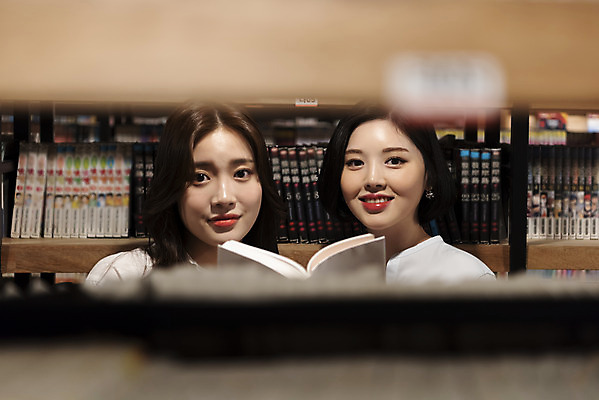 포토 JPG 우먼라이프 여자 데이트 휴식 책장 실내 미소 들기 사람 근접촬영 상반신 20대 청년 성인 취미 두명 앞모습 아웃포커스 책 친구 청춘 독서 우정 카페 한국인 만화책 북카페 흥미 만화방 성인여자만 국내포토 라이프스타일 뷰포인트 가구 컨셉 관계 모션 촬영기법 표정 동양인 내부 상점 여자만 성인만 파일형식