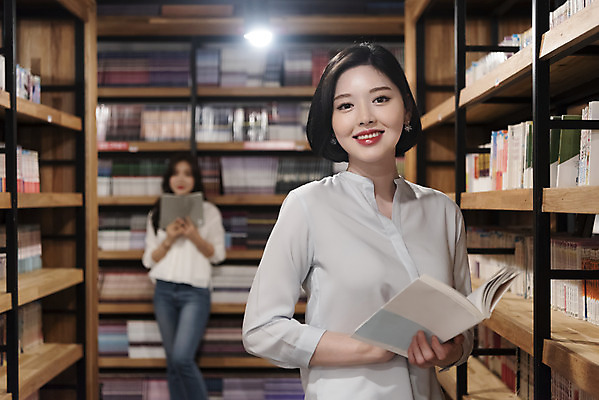 포토 JPG 우먼라이프 여자 데이트 휴식 책장 실내 서기 미소 들기 사람 상반신 20대 청년 성인 취미 두명 옆모습 책 친구 청춘 독서 우정 카페 한국인 선택 꺼내기 만화책 북카페 흥미 만화방 성인여자만 국내포토 라이프스타일 뷰포인트 가구 컨셉 관계 모션 표정 동양인 내부 상점 여자만 성인만 파일형식