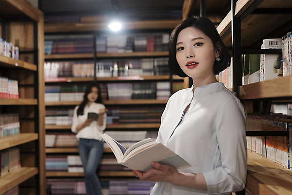포토 JPG 우먼라이프 여자 데이트 휴식 책장 실내 서기 미소 들기 사람 상반신 20대 청년 성인 취미 두명 옆모습 책 친구 청춘 독서 우정 카페 한국인 선택 꺼내기 만화책 북카페 흥미 만화방 성인여자만 국내포토 라이프스타일 뷰포인트 가구 컨셉 관계 모션 표정 동양인 내부 상점 여자만 성인만 파일형식