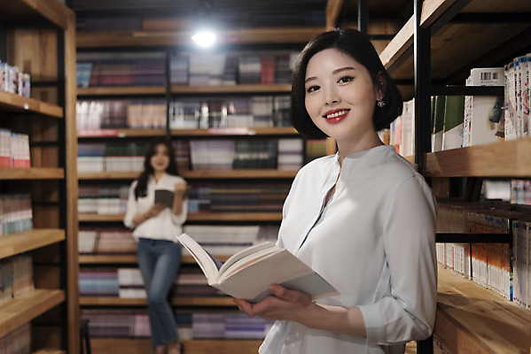 포토 JPG 우먼라이프 여자 데이트 휴식 책장 실내 서기 미소 들기 사람 상반신 20대 청년 성인 취미 두명 옆모습 책 친구 청춘 독서 우정 카페 한국인 선택 꺼내기 만화책 북카페 흥미 만화방 성인여자만 국내포토 라이프스타일 뷰포인트 가구 컨셉 관계 모션 표정 동양인 내부 상점 여자만 성인만 파일형식