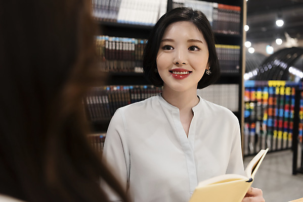 포토 JPG 우먼라이프 응시 여자 데이트 탁자 휴식 책장 실내 미소 들기 사람 앉기 상반신 20대 청년 성인 취미 두명 앞모습 옆모습 책 친구 청춘 독서 우정 카페 한국인 만화책 북카페 흥미 만화방 성인여자만 국내포토 라이프스타일 시선 뷰포인트 가구 컨셉 관계 모션 표정 동양인 내부 상점 여자만 성인만 파일형식