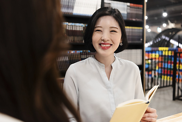 포토 JPG 우먼라이프 응시 여자 데이트 탁자 휴식 책장 실내 미소 들기 사람 앉기 상반신 20대 청년 성인 취미 두명 앞모습 뒷모습 책 친구 청춘 독서 우정 카페 한국인 만화책 북카페 흥미 만화방 성인여자만 국내포토 라이프스타일 시선 뷰포인트 가구 컨셉 관계 모션 표정 동양인 내부 상점 여자만 성인만 파일형식