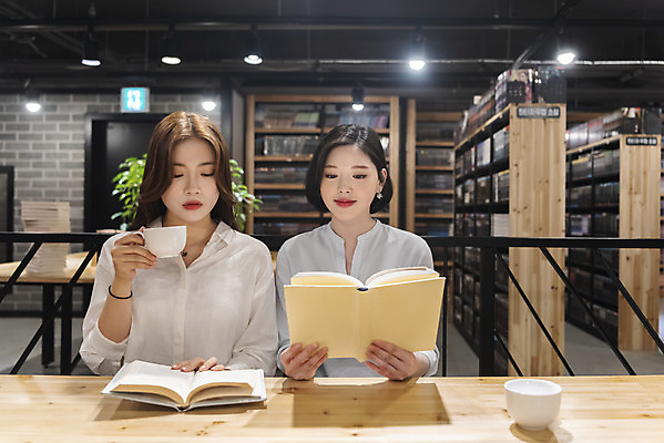 포토 JPG 우먼라이프 여자 커피 데이트 휴식 책장 실내 들기 사람 앉기 상반신 20대 청년 성인 취미 두명 앞모습 책 친구 청춘 독서 우정 카페 한국인 머그컵 읽기 만화책 북카페 탁상 흥미 만화방 성인여자만 국내포토 라이프스타일 음료 뷰포인트 가구 컨셉 관계 모션 동양인 내부 컵 상점 여자만 성인만 파일형식