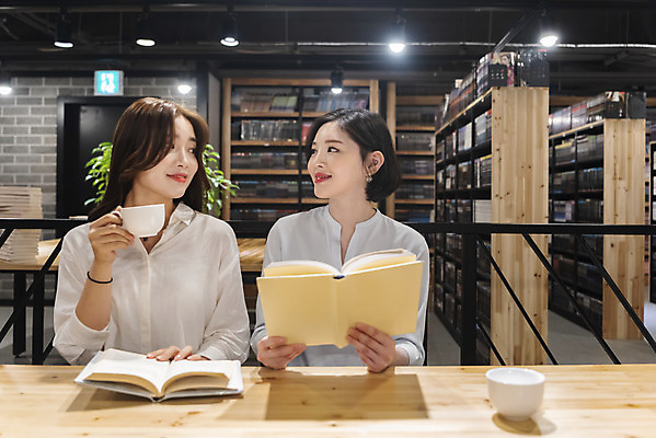 포토 JPG 우먼라이프 여자 커피 데이트 휴식 책장 실내 들기 사람 앉기 상반신 20대 청년 성인 취미 두명 앞모습 책 친구 청춘 독서 우정 카페 한국인 머그컵 만화책 북카페 탁상 흥미 만화방 성인여자만 국내포토 라이프스타일 음료 뷰포인트 가구 컨셉 관계 모션 동양인 내부 컵 상점 여자만 성인만 파일형식