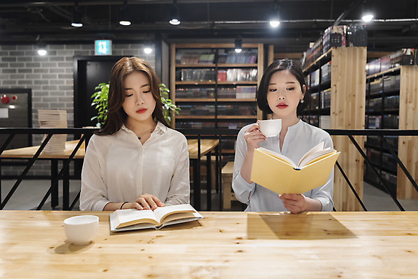 포토 JPG 우먼라이프 여자 커피 데이트 휴식 책장 실내 들기 사람 앉기 상반신 20대 청년 성인 취미 두명 앞모습 책 친구 청춘 독서 우정 카페 한국인 머그컵 읽기 만화책 북카페 탁상 흥미 만화방 성인여자만 국내포토 라이프스타일 음료 뷰포인트 가구 컨셉 관계 모션 동양인 내부 컵 상점 여자만 성인만 파일형식