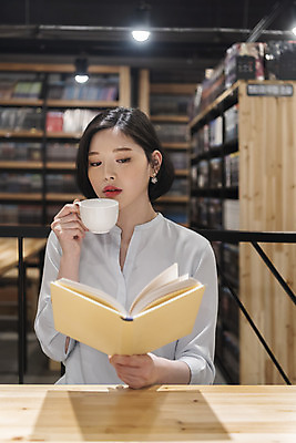 포토 JPG 우먼라이프 여자 커피 휴식 책장 실내 한명 들기 사람 앉기 상반신 20대 청년 성인 취미 앞모습 책 청춘 독서 카페 한국인 머그컵 읽기 만화책 북카페 탁상 흥미 만화방 성인여자한명만 국내포토 1 라이프스타일 음료 뷰포인트 가구 컨셉 모션 동양인 내부 컵 상점 여자한명만 성인여자만 파일형식