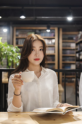 포토 JPG 우먼라이프 여자 커피 휴식 책장 실내 한명 들기 사람 앉기 상반신 20대 청년 성인 취미 앞모습 책 청춘 독서 카페 한국인 머그컵 만화책 북카페 탁상 흥미 만화방 성인여자한명만 국내포토 1 라이프스타일 음료 뷰포인트 가구 컨셉 모션 동양인 내부 컵 상점 여자한명만 성인여자만 파일형식