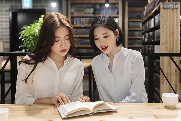 포토 JPG 우먼라이프 여자 커피 데이트 휴식 책장 실내 들기 사람 앉기 상반신 20대 청년 성인 취미 두명 앞모습 책 친구 청춘 독서 우정 카페 한국인 머그컵 읽기 만화책 북카페 탁상 흥미 만화방 성인여자만 국내포토 라이프스타일 음료 뷰포인트 가구 컨셉 관계 모션 동양인 내부 컵 상점 여자만 성인만 파일형식