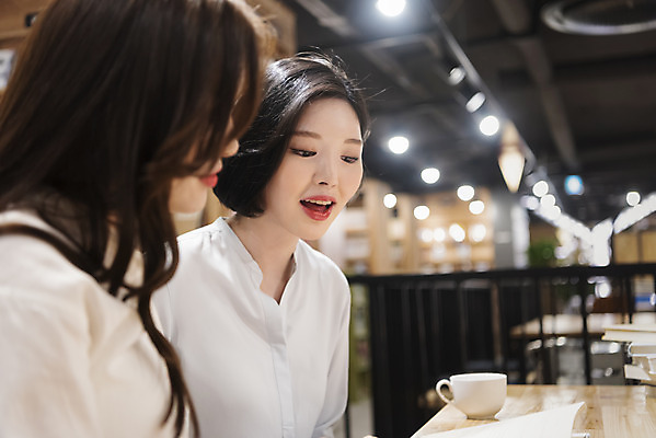 포토 JPG 우먼라이프 여자 데이트 휴식 책장 실내 미소 사람 앉기 상반신 20대 청년 성인 취미 두명 옆모습 책 친구 청춘 독서 우정 카페 한국인 만화책 북카페 탁상 흥미 만화방 성인여자만 국내포토 라이프스타일 뷰포인트 가구 컨셉 관계 모션 표정 동양인 내부 상점 여자만 성인만 파일형식