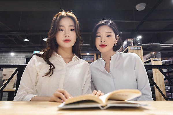 포토 JPG 우먼라이프 여자 데이트 휴식 책장 실내 미소 사람 앉기 상반신 20대 청년 성인 취미 두명 앞모습 책 친구 청춘 독서 우정 카페 한국인 읽기 만화책 북카페 탁상 흥미 만화방 성인여자만 국내포토 라이프스타일 뷰포인트 가구 컨셉 관계 모션 표정 동양인 내부 상점 여자만 성인만 파일형식