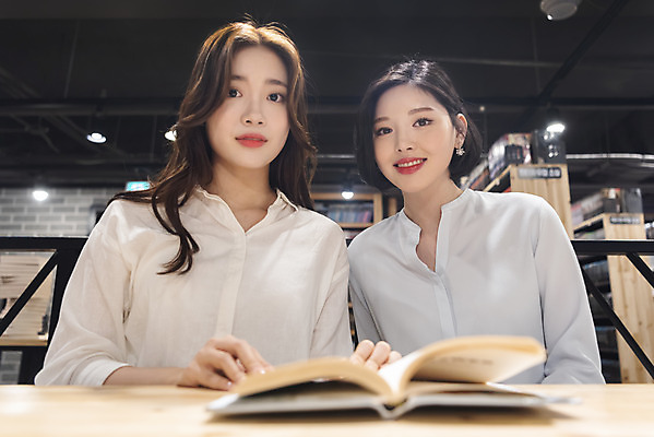 포토 JPG 우먼라이프 여자 데이트 휴식 책장 실내 미소 사람 앉기 상반신 20대 청년 성인 취미 두명 앞모습 책 친구 청춘 독서 우정 카페 한국인 만화책 북카페 탁상 흥미 만화방 성인여자만 국내포토 라이프스타일 뷰포인트 가구 컨셉 관계 모션 표정 동양인 내부 상점 여자만 성인만 파일형식