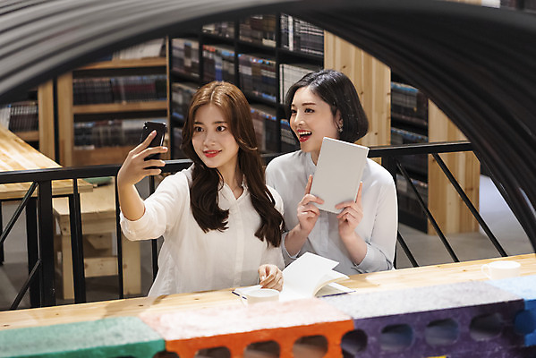 포토 JPG 우먼라이프 여자 포즈 데이트 휴식 책장 실내 사람 상반신 20대 청년 성인 취미 두명 앞모습 책 친구 청춘 독서 사진촬영 우정 카페 한국인 셀프카메라 방해 만화책 북카페 흥미 만화방 성인여자만 국내포토 라이프스타일 뷰포인트 가구 컨셉 관계 동양인 내부 상점 촬영 여자만 성인만 파일형식