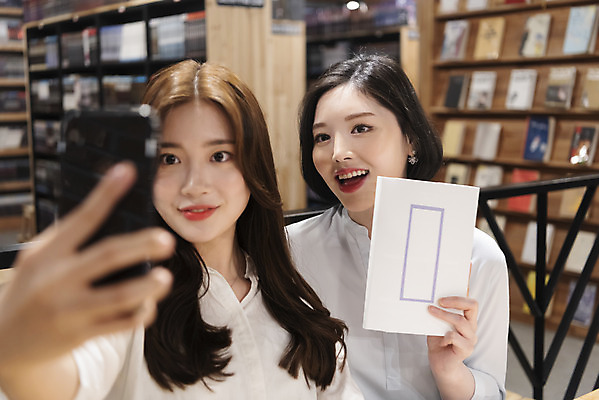포토 JPG 우먼라이프 여자 포즈 데이트 휴식 책장 실내 미소 들기 사람 상반신 20대 청년 성인 취미 두명 앞모습 책 친구 청춘 독서 우정 카페 한국인 셀프카메라 방해 만화책 북카페 흥미 만화방 성인여자만 국내포토 라이프스타일 뷰포인트 가구 컨셉 관계 모션 표정 동양인 내부 상점 사진촬영 여자만 성인만 파일형식