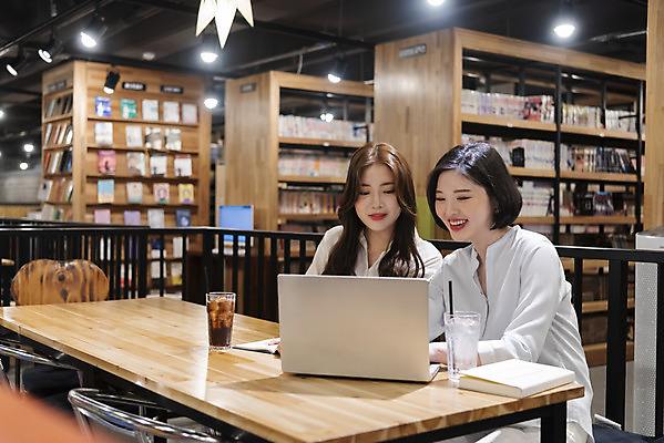 포토 JPG 우먼라이프 여자 데이트 휴식 책장 실내 사람 앉기 상반신 20대 청년 성인 취미 두명 앞모습 책 친구 노트북 스터디 청춘 독서 우정 카페 한국인 고민 과제 만화책 북카페 탁상 흥미 만화방 성인여자만 국내포토 라이프스타일 감정 뷰포인트 가구 컨셉 관계 모션 동양인 내부 전자제품 학습 상점 여자만 성인만 파일형식