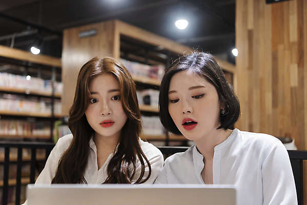 포토 JPG 우먼라이프 응시 여자 데이트 휴식 책장 실내 사람 앉기 상반신 20대 청년 성인 취미 두명 앞모습 책 친구 노트북 스터디 청춘 독서 우정 카페 한국인 고민 과제 만화책 북카페 탁상 흥미 만화방 성인여자만 국내포토 라이프스타일 시선 감정 뷰포인트 가구 컨셉 관계 모션 동양인 내부 전자제품 학습 상점 여자만 성인만 파일형식