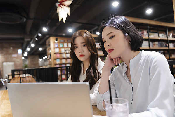 포토 JPG 우먼라이프 여자 데이트 휴식 책장 실내 사람 상반신 20대 청년 성인 취미 두명 옆모습 책 친구 노트북 스터디 청춘 독서 우정 카페 한국인 고민 과제 만화책 북카페 흥미 만화방 성인여자만 국내포토 라이프스타일 감정 뷰포인트 가구 컨셉 관계 동양인 내부 전자제품 학습 상점 여자만 성인만 파일형식