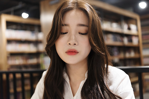 포토 JPG 우먼라이프 여자 휴식 책장 실내 피곤 한명 사람 앉기 상반신 20대 청년 성인 취미 앞모습 책 청춘 독서 카페 한국인 찡그림 고민 걱정 만화책 북카페 힘듦 만화방 성인여자한명만 국내포토 1 라이프스타일 감정 뷰포인트 가구 컨셉 모션 표정 동양인 내부 상점 여자한명만 성인여자만 파일형식
