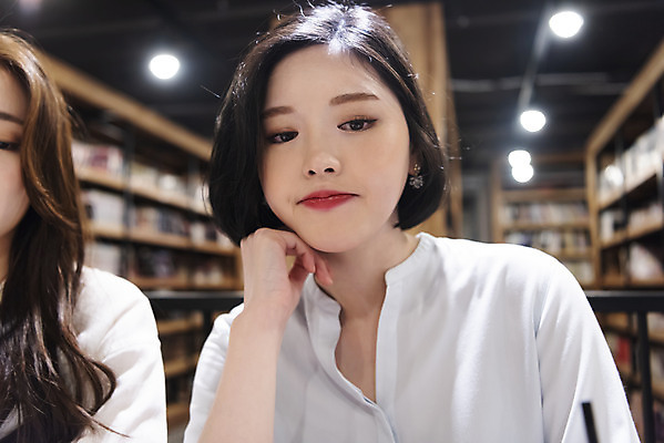 포토 JPG 우먼라이프 여자 데이트 휴식 책장 실내 피곤 사람 앉기 상반신 20대 청년 성인 취미 두명 앞모습 책 친구 청춘 독서 우정 카페 한국인 찡그림 고민 걱정 만화책 북카페 흥미 힘듦 만화방 성인여자만 국내포토 라이프스타일 감정 뷰포인트 가구 컨셉 관계 모션 표정 동양인 내부 상점 여자만 성인만 파일형식