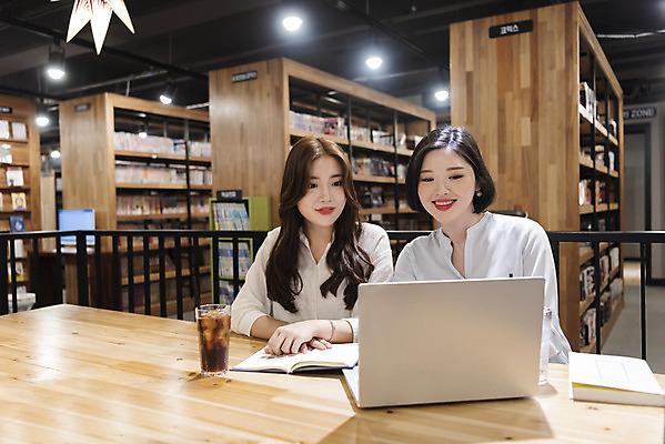 포토 JPG 우먼라이프 여자 데이트 휴식 책장 실내 사람 앉기 상반신 20대 청년 성인 취미 두명 앞모습 책 친구 노트북 스터디 청춘 독서 우정 카페 한국인 고민 과제 만화책 북카페 탁상 흥미 만화방 성인여자만 국내포토 라이프스타일 감정 뷰포인트 가구 컨셉 관계 모션 동양인 내부 전자제품 학습 상점 여자만 성인만 파일형식