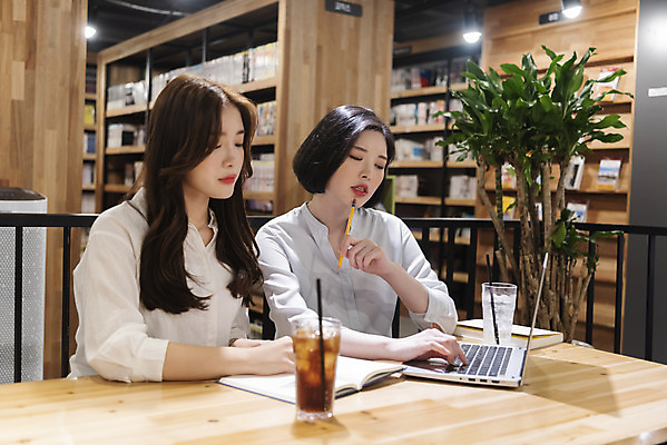 포토 JPG 우먼라이프 여자 데이트 휴식 책장 실내 사람 상반신 20대 청년 성인 취미 두명 옆모습 책 친구 노트북 스터디 청춘 독서 우정 카페 한국인 읽기 고민 과제 만화책 북카페 흥미 만화방 성인여자만 국내포토 라이프스타일 감정 뷰포인트 가구 컨셉 관계 모션 동양인 내부 전자제품 학습 상점 여자만 성인만 파일형식