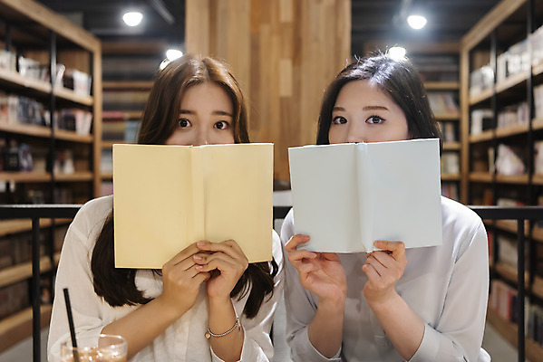포토 JPG 우먼라이프 여자 데이트 휴식 책장 실내 미소 들기 사람 앉기 상반신 20대 청년 성인 취미 두명 앞모습 책 친구 청춘 독서 우정 카페 한국인 가림 얼굴가리기 만화책 북카페 흥미 만화방 성인여자만 국내포토 라이프스타일 뷰포인트 가구 컨셉 관계 모션 표정 동양인 내부 상점 여자만 성인만 파일형식