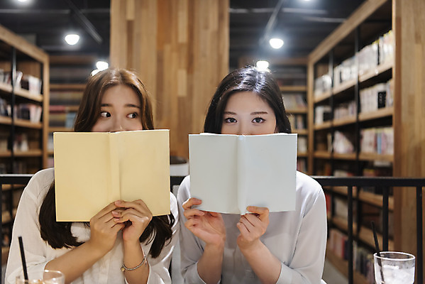 포토 JPG 우먼라이프 여자 데이트 휴식 책장 실내 미소 들기 사람 앉기 상반신 20대 청년 성인 취미 두명 앞모습 책 친구 청춘 독서 우정 카페 한국인 가림 얼굴가리기 만화책 북카페 흥미 만화방 성인여자만 국내포토 라이프스타일 뷰포인트 가구 컨셉 관계 모션 표정 동양인 내부 상점 여자만 성인만 파일형식