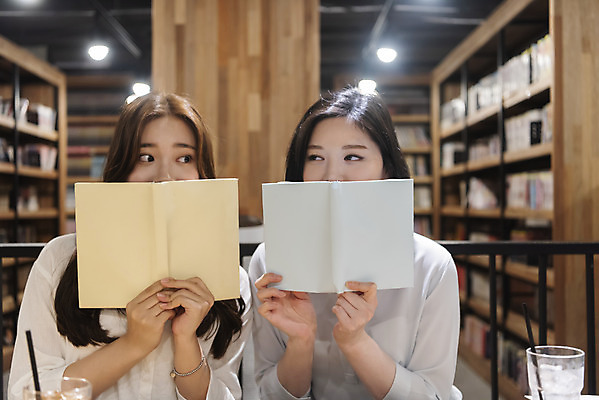 포토 JPG 우먼라이프 여자 데이트 휴식 책장 실내 미소 들기 사람 앉기 상반신 20대 청년 성인 취미 두명 앞모습 책 친구 청춘 독서 우정 카페 한국인 가림 얼굴가리기 만화책 북카페 흥미 만화방 성인여자만 국내포토 라이프스타일 뷰포인트 가구 컨셉 관계 모션 표정 동양인 내부 상점 여자만 성인만 파일형식