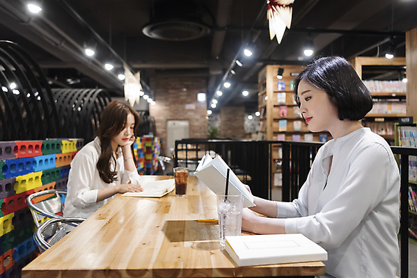 포토 JPG 우먼라이프 여자 음료 데이트 휴식 잔 책장 실내 빨대 사람 앉기 상반신 20대 청년 성인 취미 두명 옆모습 책 친구 청춘 독서 우정 카페 한국인 읽기 아메리카노 만화책 북카페 아이스아메리카노 탁상 흥미 만화방 성인여자만 국내포토 라이프스타일 식기 커피 뷰포인트 가구 컨셉 관계 모션 동양인 내부 상점 아이스커피 여자만 성인만 파일형식