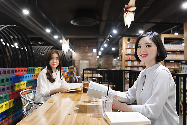 포토 JPG 우먼라이프 응시 여자 데이트 휴식 잔 책장 실내 빨대 미소 사람 상반신 20대 청년 성인 취미 두명 옆모습 책 친구 청춘 독서 우정 카페 한국인 아메리카노 만화책 북카페 아이스아메리카노 탁상 흥미 만화방 성인여자만 국내포토 라이프스타일 식기 시선 커피 뷰포인트 가구 컨셉 관계 표정 동양인 내부 상점 아이스커피 여자만 성인만 파일형식