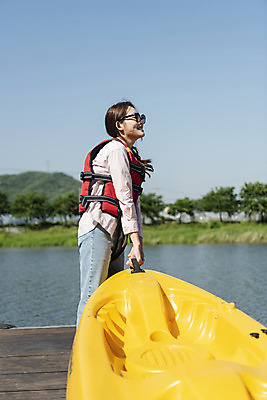 포토 JPG 주간 여자 여행 레저 휴가 한명 서기 미소 들기 사람 상반신 20대 성인 취미 야외 옆모습 캐주얼 레포츠 관광지 강 선글라스 운동 봄 한국인 수상스포츠 체험 보트 당기기 즐거움 카누 카약 구명조끼 경기도 국내여행 남한강 양평 성인여자한명만 국내포토 자연요소 1 옷 계절 감정 안경 스포츠 뷰포인트 컨셉 배_교통 모션 한국 표정 건강 동양인 청년 구조용품 여자한명만 성인여자만 파일형식