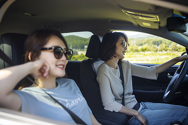 포토 JPG 주간 응시 여자 딸 행복 여유 40대 중년 여행 데이트 가족 자동차 모녀 엄마 휴가 휴식 함께함 미소 안전 사람 앉기 상반신 20대 야외 두명 옆모습 캐주얼 관광지 선글라스 턱괴기 다정 봄 드라이브 운전 한국인 자녀 승차 즐거움 효도 경기도 안전벨트 국내여행 양평 성인여자만 국내포토 자연요소 시선 옷 계절 감정 안경 육상교통 뷰포인트 컨셉 관계 모션 한국 표정 동양인 청년 성인 여자만 성인만 파일형식