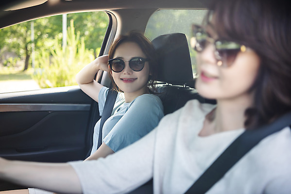 포토 JPG 주간 응시 여자 딸 행복 여유 40대 중년 여행 데이트 가족 자동차 모녀 엄마 휴가 휴식 함께함 미소 안전 사람 앉기 상반신 20대 야외 두명 옆모습 캐주얼 관광지 선글라스 턱괴기 다정 봄 드라이브 운전 한국인 자녀 승차 즐거움 효도 경기도 안전벨트 국내여행 양평 성인여자만 국내포토 자연요소 시선 옷 계절 감정 안경 육상교통 뷰포인트 컨셉 관계 모션 한국 표정 동양인 청년 성인 여자만 성인만 파일형식