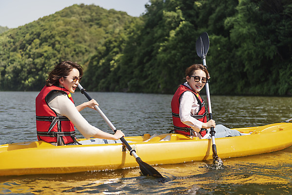 포토 JPG 주간 여자 딸 40대 중년 여행 데이트 가족 모녀 엄마 레저 휴가 함께함 미소 들기 사람 앉기 상반신 20대 성인 취미 야외 두명 옆모습 캐주얼 레포츠 관광지 강 선글라스 운동 봄 한국인 자녀 수상스포츠 체험 보트 승차 즐거움 카누 카약 노젓기 구명조끼 효도 경기도 효도관광 국내여행 남한강 양평 패들 성인여자만 국내포토 자연요소 옷 계절 감정 안경 스포츠 뷰포인트 컨셉 배_교통 관계 모션 한국 표정 건강 동양인 청년 노_배의노 구조용품 여자만 성인만 파일형식