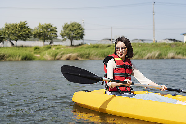 포토 JPG 주간 여자 40대 중년 여행 가족 엄마 레저 휴가 한명 미소 들기 사람 앉기 상반신 취미 야외 옆모습 캐주얼 레포츠 관광지 강 선글라스 운동 봄 한국인 수상스포츠 체험 보트 승차 즐거움 카누 카약 노젓기 구명조끼 경기도 국내여행 남한강 양평 패들 중년여자한명만 국내포토 자연요소 1 옷 계절 감정 안경 스포츠 뷰포인트 컨셉 배_교통 관계 모션 한국 표정 건강 동양인 성인 노_배의노 구조용품 여자한명만 중년여자만 파일형식