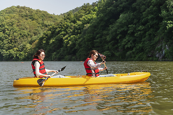 포토 JPG 주간 여자 딸 40대 중년 여행 데이트 가족 모녀 엄마 레저 휴가 함께함 미소 들기 사람 앉기 상반신 20대 성인 취미 야외 두명 옆모습 레포츠 관광지 강 선글라스 운동 봄 한국인 자녀 수상스포츠 체험 보트 승차 즐거움 카누 카약 노젓기 구명조끼 효도 경기도 효도관광 국내여행 남한강 양평 패들 성인여자만 국내포토 자연요소 계절 감정 안경 스포츠 뷰포인트 컨셉 배_교통 관계 모션 한국 표정 건강 동양인 청년 노_배의노 구조용품 여자만 성인만 파일형식