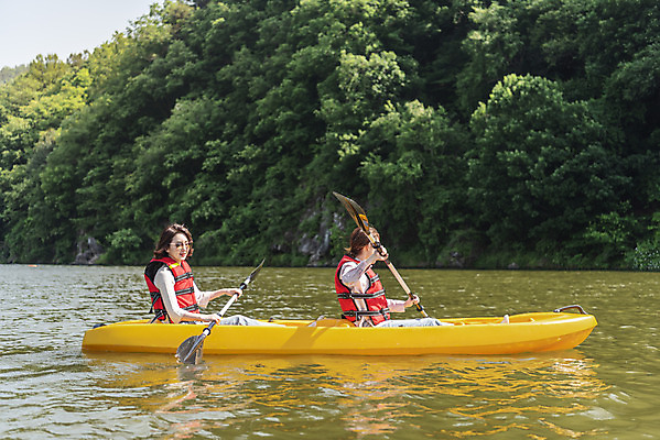 포토 JPG 주간 여자 딸 40대 중년 여행 데이트 가족 모녀 엄마 레저 휴가 함께함 들기 사람 앉기 상반신 20대 성인 취미 야외 두명 옆모습 레포츠 관광지 강 선글라스 운동 봄 한국인 자녀 수상스포츠 체험 보트 승차 즐거움 카누 카약 노젓기 구명조끼 효도 경기도 효도관광 국내여행 남한강 양평 패들 성인여자만 국내포토 자연요소 계절 감정 안경 스포츠 뷰포인트 컨셉 배_교통 관계 모션 한국 건강 동양인 청년 노_배의노 구조용품 여자만 성인만 파일형식