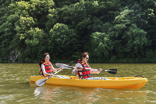 포토 JPG 주간 여자 딸 40대 중년 여행 데이트 가족 모녀 엄마 레저 휴가 함께함 미소 들기 사람 앉기 상반신 20대 성인 취미 야외 두명 옆모습 레포츠 관광지 강 선글라스 운동 봄 한국인 자녀 수상스포츠 체험 보트 승차 즐거움 카누 카약 노젓기 구명조끼 효도 경기도 효도관광 국내여행 남한강 양평 패들 성인여자만 국내포토 자연요소 계절 감정 안경 스포츠 뷰포인트 컨셉 배_교통 관계 모션 한국 표정 건강 동양인 청년 노_배의노 구조용품 여자만 성인만 파일형식