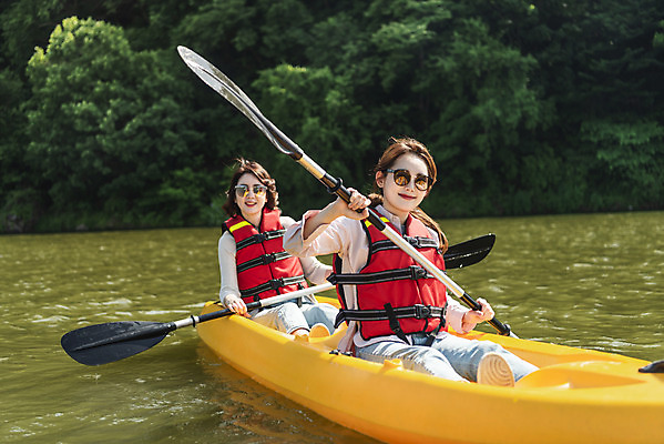 포토 JPG 주간 여자 딸 40대 중년 여행 데이트 가족 모녀 엄마 레저 휴가 함께함 미소 들기 사람 앉기 상반신 20대 성인 취미 야외 두명 앞모습 캐주얼 레포츠 관광지 강 선글라스 운동 봄 한국인 자녀 수상스포츠 체험 보트 승차 즐거움 카누 카약 노젓기 구명조끼 효도 경기도 효도관광 국내여행 남한강 양평 패들 성인여자만 국내포토 자연요소 옷 계절 감정 안경 스포츠 뷰포인트 컨셉 배_교통 관계 모션 한국 표정 건강 동양인 청년 노_배의노 구조용품 여자만 성인만 파일형식