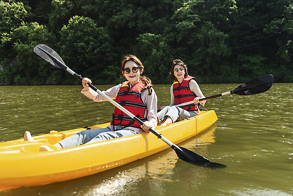 포토 JPG 주간 전신 여자 딸 40대 중년 여행 데이트 가족 모녀 엄마 레저 휴가 함께함 미소 들기 사람 앉기 20대 성인 취미 야외 두명 옆모습 캐주얼 레포츠 관광지 강 선글라스 운동 봄 한국인 자녀 수상스포츠 체험 보트 승차 즐거움 카누 카약 노젓기 구명조끼 효도 경기도 효도관광 국내여행 남한강 양평 패들 성인여자만 국내포토 자연요소 옷 계절 감정 안경 스포츠 뷰포인트 컨셉 배_교통 관계 모션 한국 표정 건강 동양인 청년 노_배의노 구조용품 여자만 성인만 파일형식