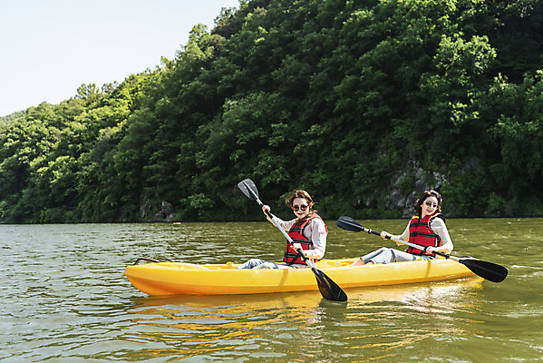 포토 JPG 주간 여자 딸 40대 중년 여행 데이트 가족 모녀 엄마 레저 휴가 함께함 미소 들기 사람 앉기 상반신 20대 성인 취미 야외 두명 옆모습 캐주얼 레포츠 관광지 강 선글라스 운동 봄 한국인 자녀 수상스포츠 체험 보트 승차 즐거움 카누 카약 노젓기 구명조끼 효도 경기도 효도관광 국내여행 남한강 양평 패들 성인여자만 국내포토 자연요소 옷 계절 감정 안경 스포츠 뷰포인트 컨셉 배_교통 관계 모션 한국 표정 건강 동양인 청년 노_배의노 구조용품 여자만 성인만 파일형식