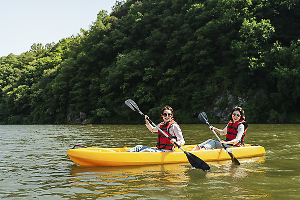 포토 JPG 주간 여자 딸 40대 중년 여행 데이트 가족 모녀 엄마 레저 휴가 함께함 미소 들기 사람 앉기 상반신 20대 성인 취미 야외 두명 옆모습 캐주얼 레포츠 관광지 강 선글라스 운동 봄 한국인 자녀 수상스포츠 체험 보트 승차 즐거움 카누 카약 노젓기 구명조끼 효도 경기도 효도관광 국내여행 남한강 양평 패들 성인여자만 국내포토 자연요소 옷 계절 감정 안경 스포츠 뷰포인트 컨셉 배_교통 관계 모션 한국 표정 건강 동양인 청년 노_배의노 구조용품 여자만 성인만 파일형식