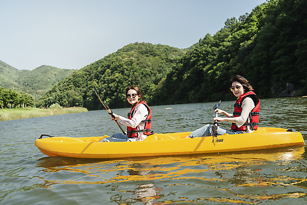 포토 JPG 주간 여자 딸 40대 중년 여행 데이트 가족 모녀 엄마 레저 휴가 함께함 미소 들기 사람 앉기 상반신 20대 성인 취미 야외 두명 옆모습 캐주얼 레포츠 관광지 강 선글라스 운동 봄 한국인 자녀 수상스포츠 체험 보트 승차 즐거움 카누 카약 노젓기 구명조끼 효도 경기도 효도관광 국내여행 남한강 양평 패들 성인여자만 국내포토 자연요소 옷 계절 감정 안경 스포츠 뷰포인트 컨셉 배_교통 관계 모션 한국 표정 건강 동양인 청년 노_배의노 구조용품 여자만 성인만 파일형식