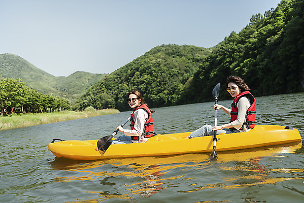 포토 JPG 주간 여자 딸 40대 중년 여행 데이트 가족 모녀 엄마 레저 휴가 함께함 미소 들기 사람 앉기 상반신 20대 성인 취미 야외 두명 옆모습 캐주얼 레포츠 관광지 강 선글라스 운동 봄 한국인 자녀 수상스포츠 체험 보트 승차 즐거움 카누 카약 노젓기 구명조끼 효도 경기도 효도관광 국내여행 남한강 양평 패들 성인여자만 국내포토 자연요소 옷 계절 감정 안경 스포츠 뷰포인트 컨셉 배_교통 관계 모션 한국 표정 건강 동양인 청년 노_배의노 구조용품 여자만 성인만 파일형식